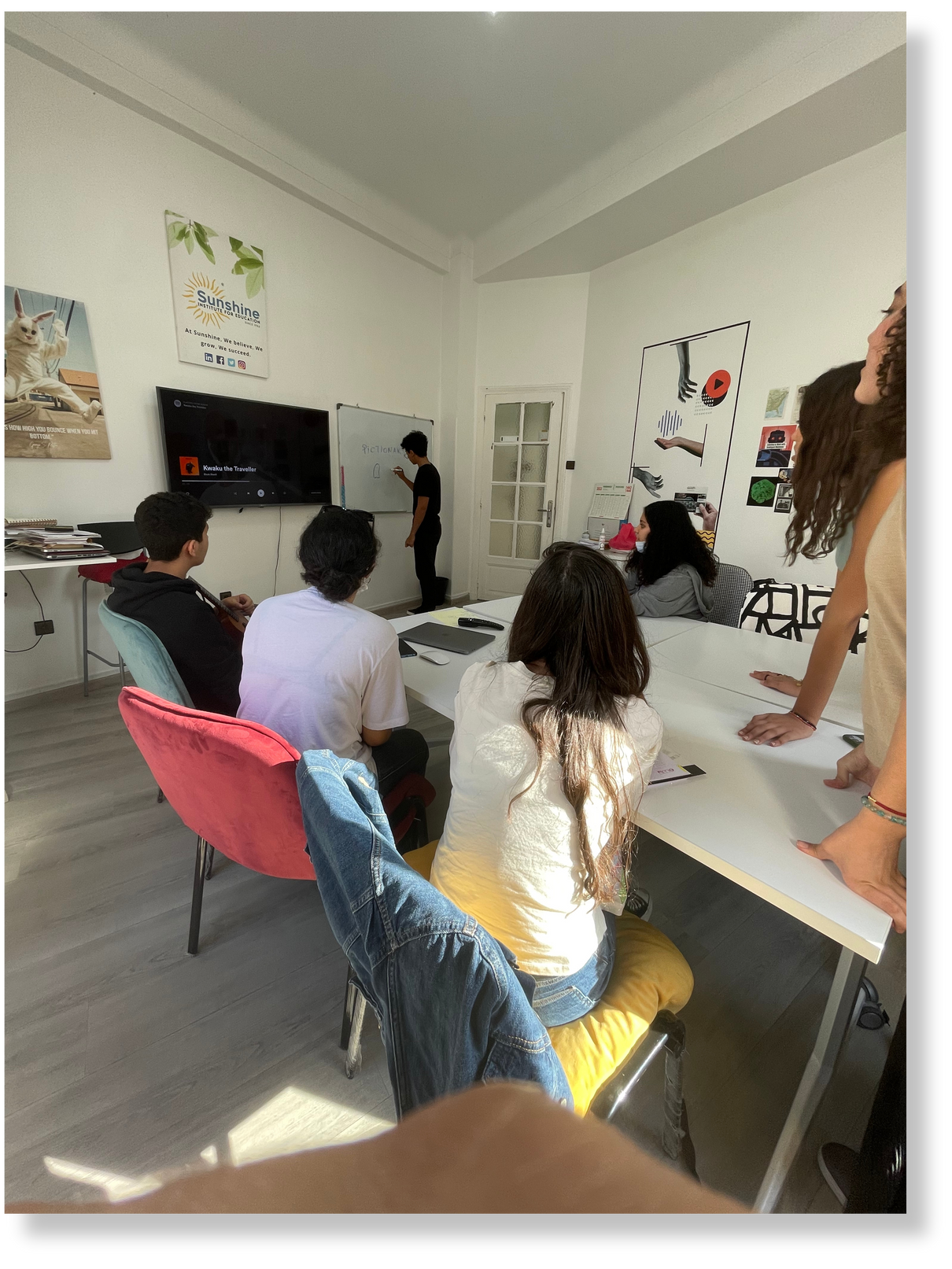 Étudiants en train d'apprendre l'anglais en groupe